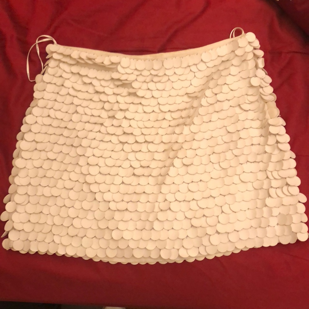 Mini skirt with white scallop design